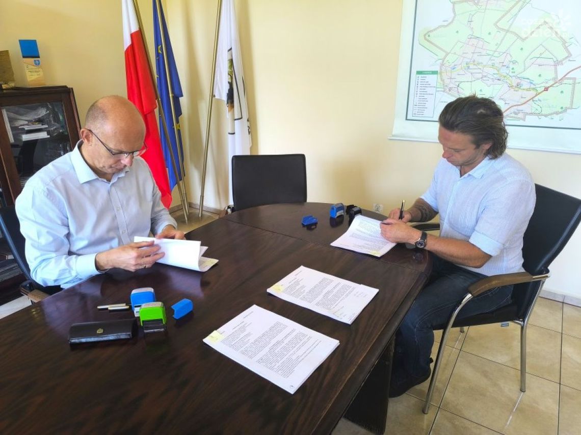 Podpisano umowę na przebudowę drogi w Tumlinie-Dąbrówce Podpisano umowę na przebudowę drogi w Tumlinie-Dąbrówce