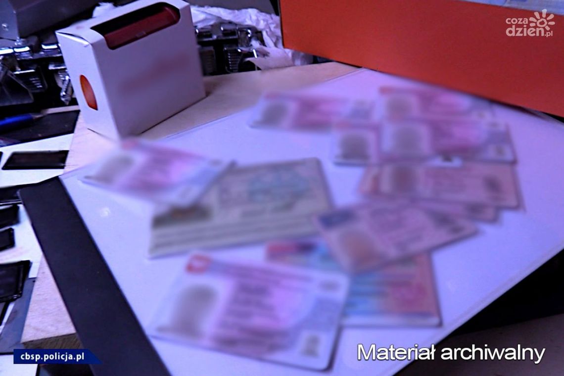 Podrabiali dokumenty za pieniądze