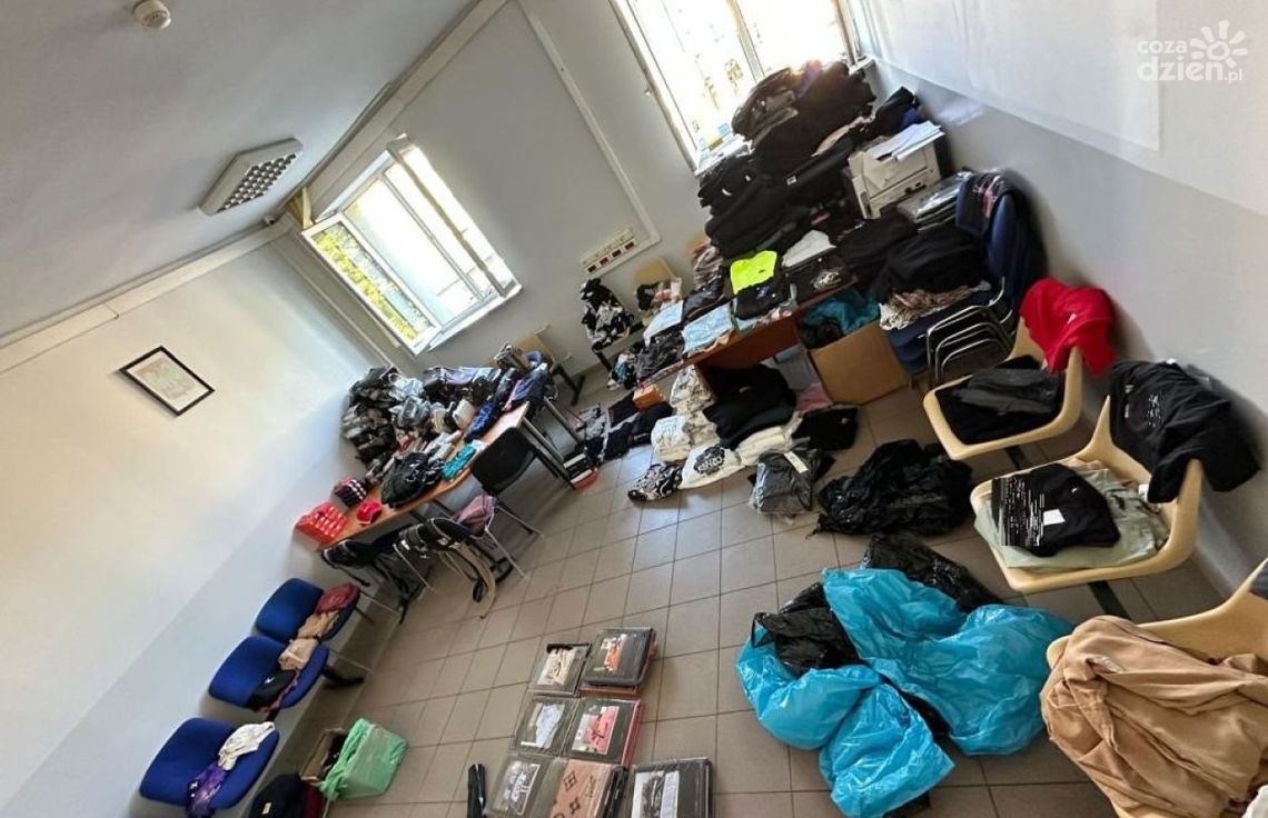 Podrobione towary zdjęte z targowiska pod Kielcami Podrobione towary zdjęte z targowiska pod Kielcami