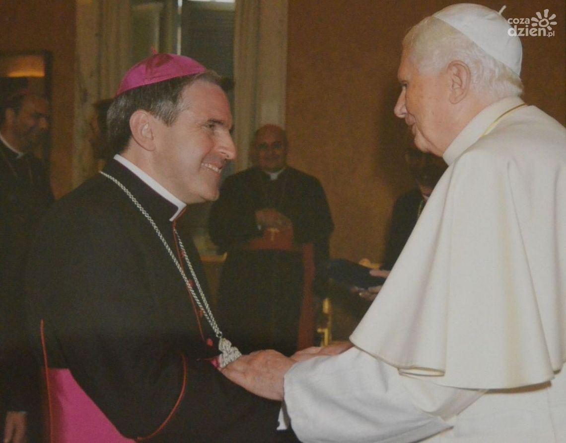 Pogrzeb Benedykta XVI - na miejscu biskup Nitkiewicz Pogrzeb Benedykta XVI - na miejscu biskup Nitkiewicz