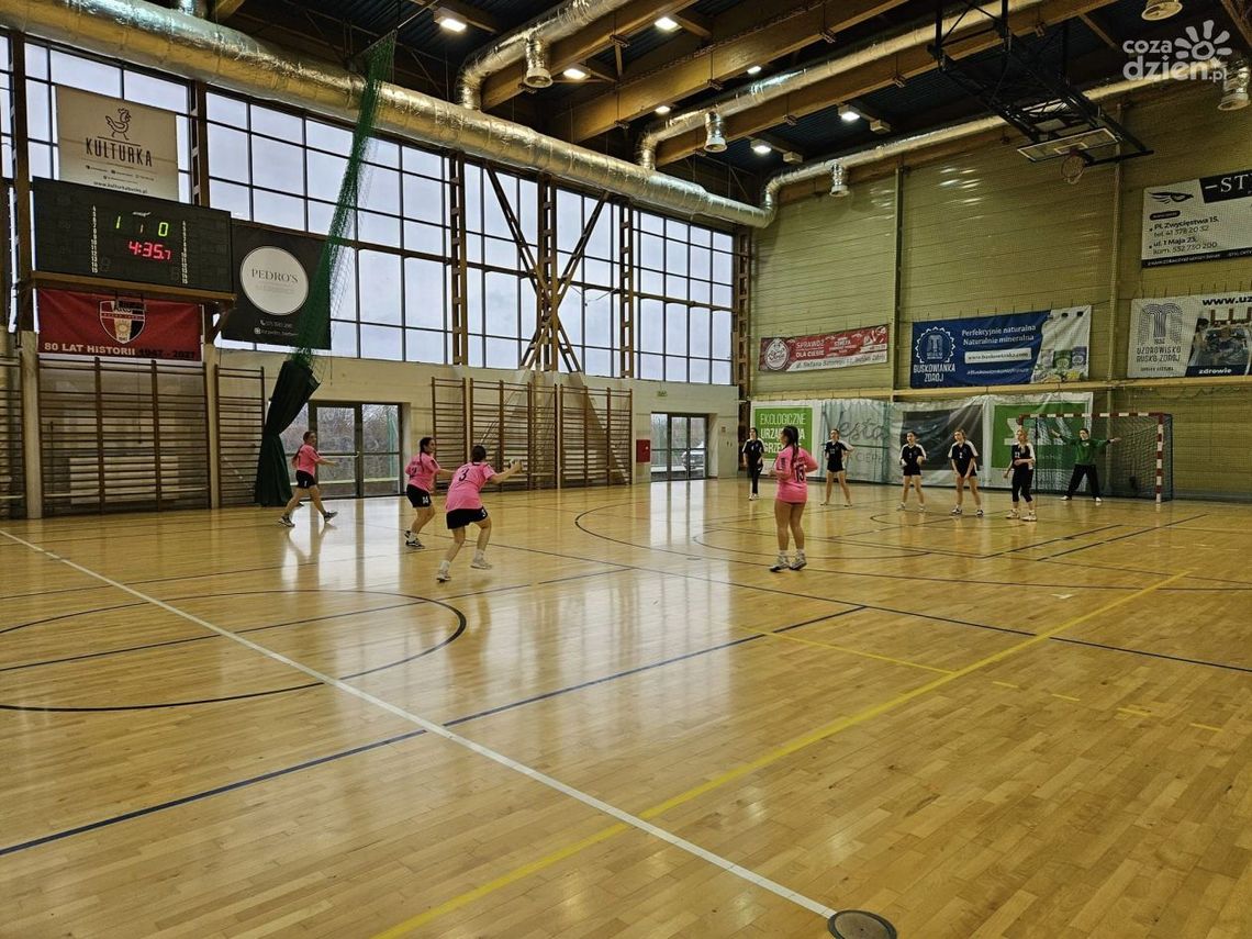 Pojedynek szczypiornistek z Buska-Zdroju Pojedynek szczypiornistek z Buska-Zdroju