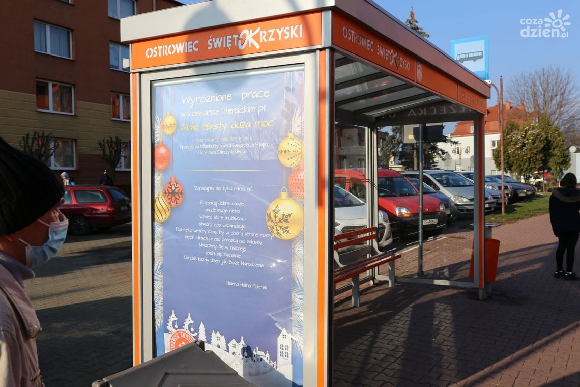 Pokrzepiające teksty zdobią wiaty przystankowe w mieście 