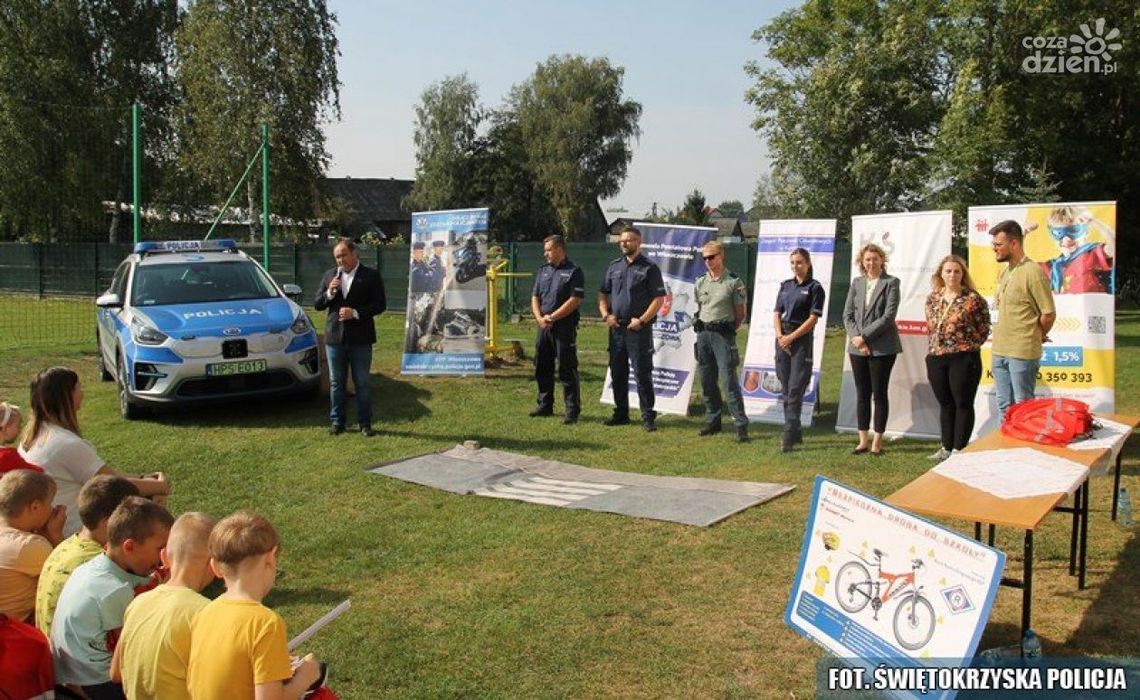 Policjanci dbają o bezpieczeństwo najmłodszych. "Bezpieczna droga do szkoły" z warsztatami we Włoszczowie. Policjanci dbają o bezpieczeństwo najmłodszych. "Bezpieczna droga do szkoły" z warsztatami we Włoszczowie.