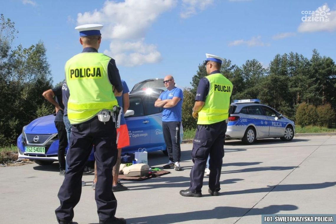 Policjanci kontrolują i edukują Policjanci kontrolują i edukują