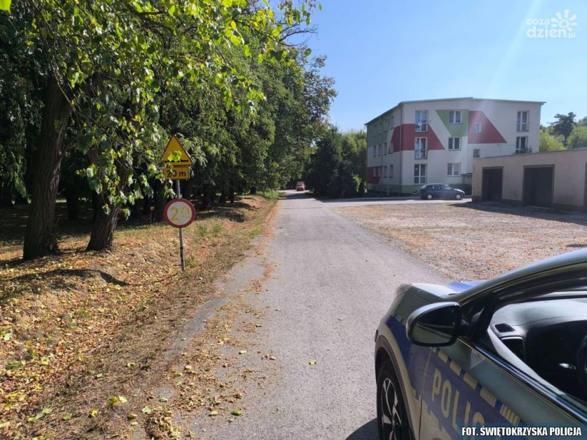 Policjanci sprawdzają oznakowanie dróg przy szkołach Policjanci sprawdzają oznakowanie dróg przy szkołach