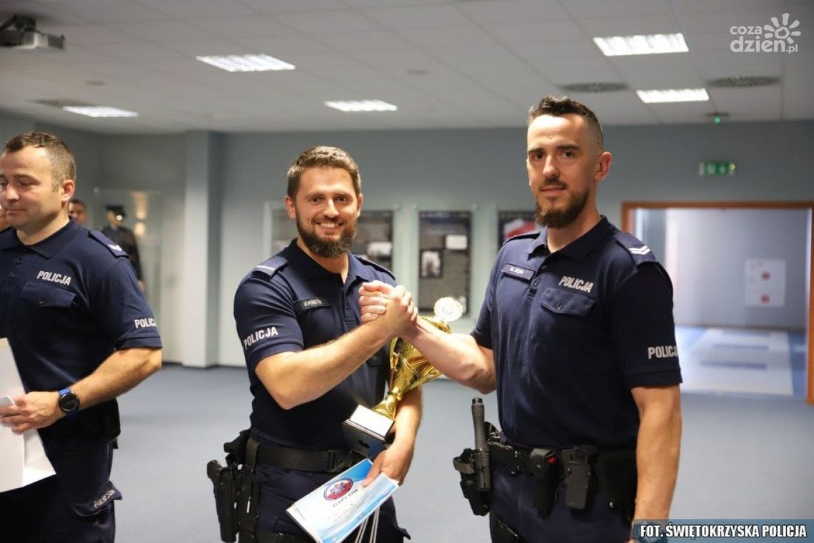 Policjanci z Ostrowca Świętokrzyskiego wybrani "Patrolem Roku" Policjanci z Ostrowca Świętokrzyskiego wybrani "Patrolem Roku"