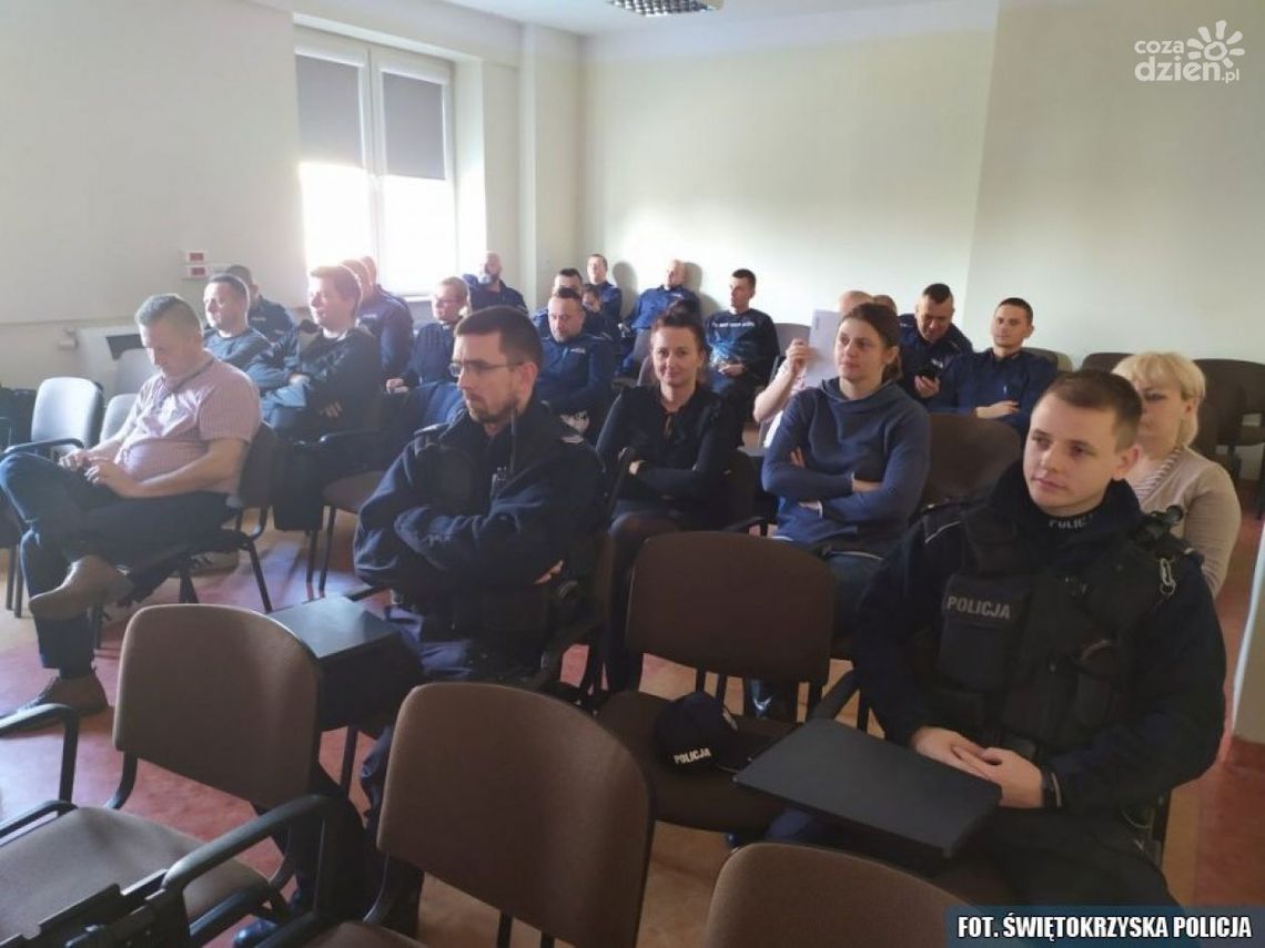 Policjanci z Ostrowca wzięli udział w szkoleniu Policjanci z Ostrowca wzięli udział w szkoleniu