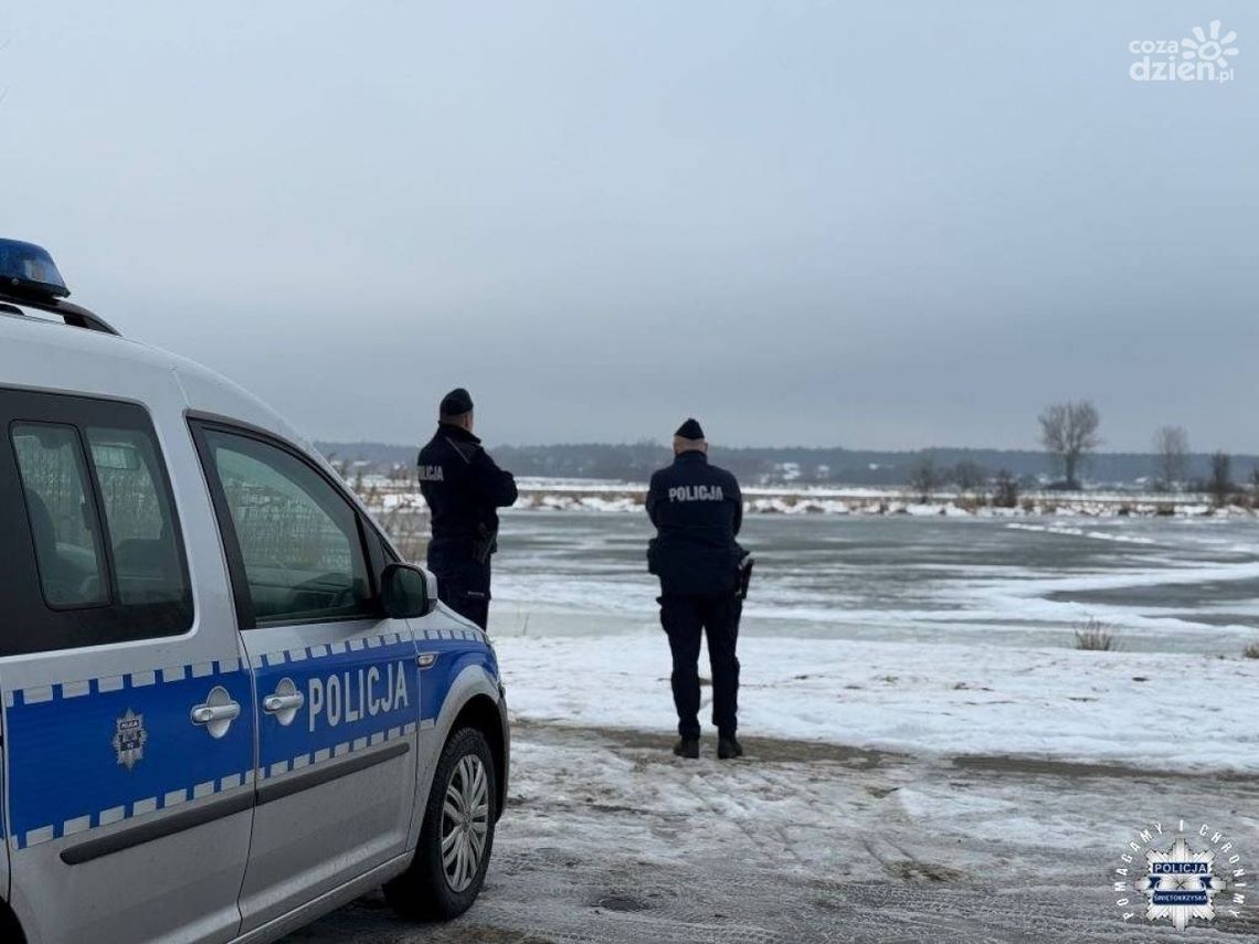 Policjanci zapobiegli tragedii. Mężczyzna spacerował po zamarzniętym zalewie w Sielpi Wielkiej Policjanci zapobiegli tragedii. Mężczyzna spacerował po zamarzniętym zalewie w Sielpi Wielkiej