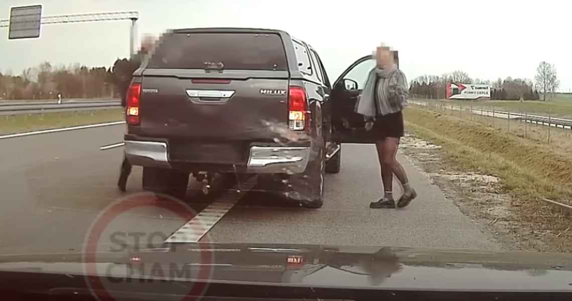 Policjantka ze Świętokrzyskiego ma kłopoty. Odpowie za wulgarne gesty na słynnym filmie [WIDEO]