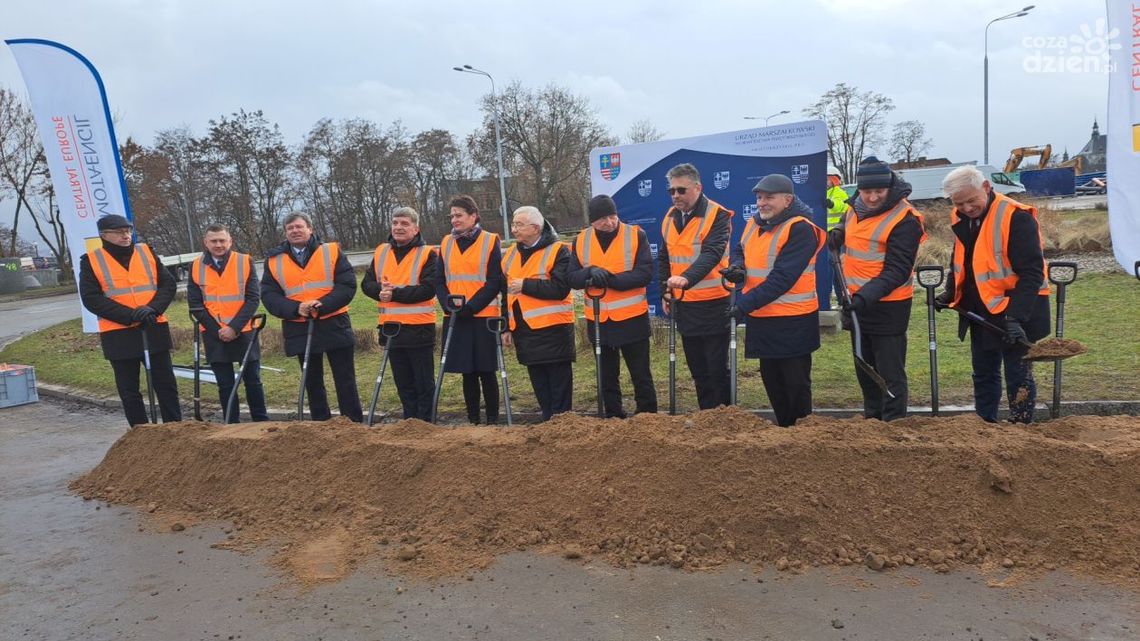 Politycy oficjalne rozpoczęli prace na ostrowieckim odcinku DW 754 Politycy oficjalne rozpoczęli prace na ostrowieckim odcinku DW 754