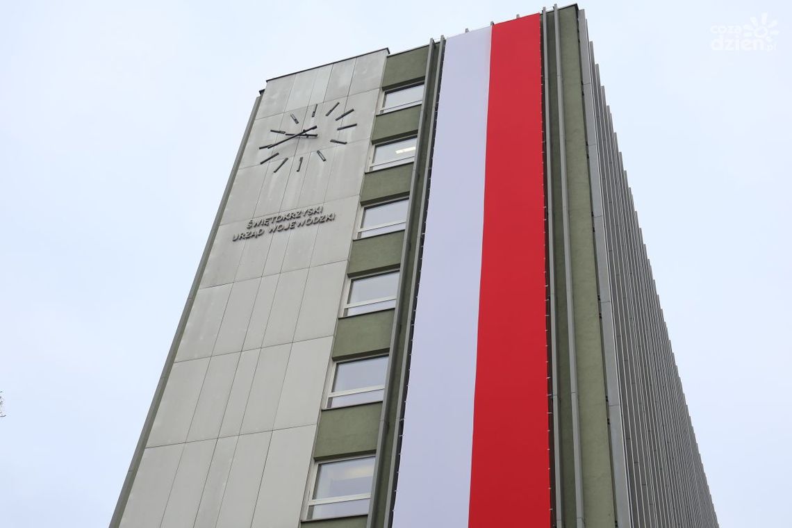 Polska flaga na budynku urzędu