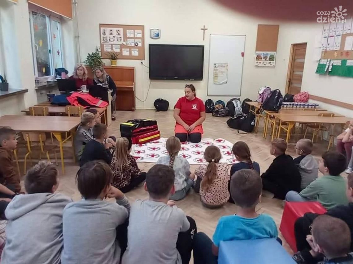 Polski Czerwony Krzyż to nie tylko akcje ratunkowe ale też warsztaty profilaktyczne Polski Czerwony Krzyż to nie tylko akcje ratunkowe ale też warsztaty profilaktyczne