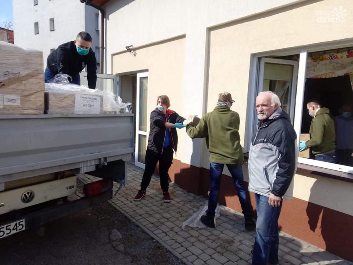 Polski Czerwony Krzyż wspiera służby ratunkowe w walce z koronawirusem Polski Czerwony Krzyż wspiera służby ratunkowe w walce z koronawirusem