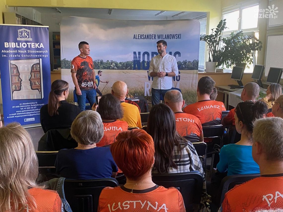 Polski mistrz nordik walkingu spotkał się z ostrowieckimi pasjonatami tej aktywności Polski mistrz nordik walkingu spotkał się z ostrowieckimi pasjonatami tej aktywności