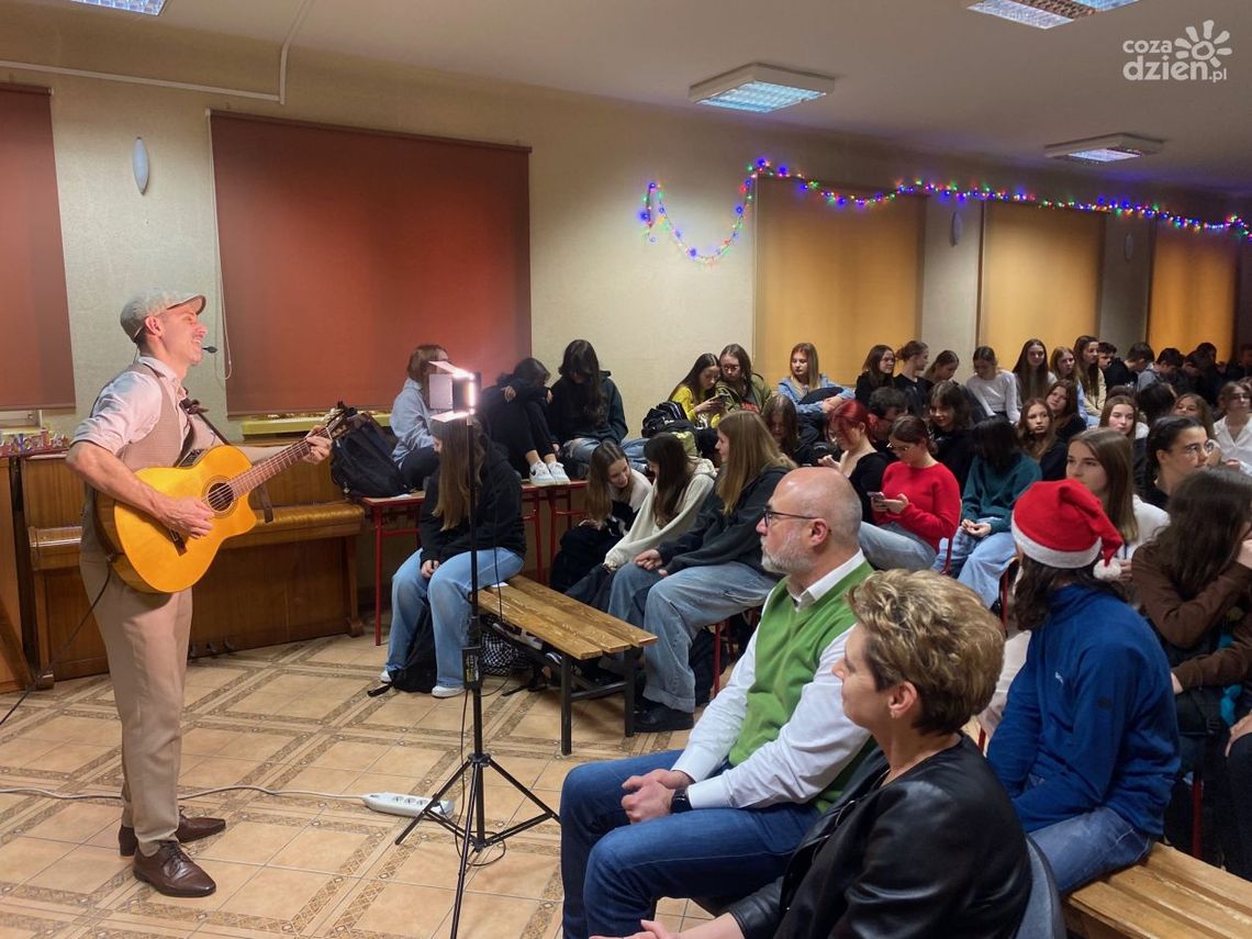 Polsko-francuskie kolędowanie w ostrowieckim liceum "Staszica" Polsko-francuskie kolędowanie w ostrowieckim liceum "Staszica"