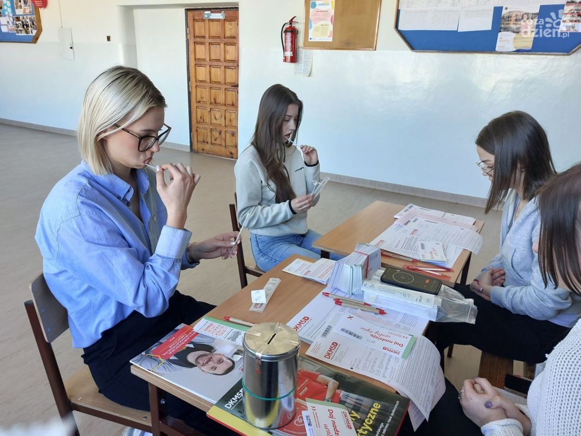 Pomaganie mają w genach. Uczniowie "Staszica" zarejestrowali się w bazie fundacji DKMS