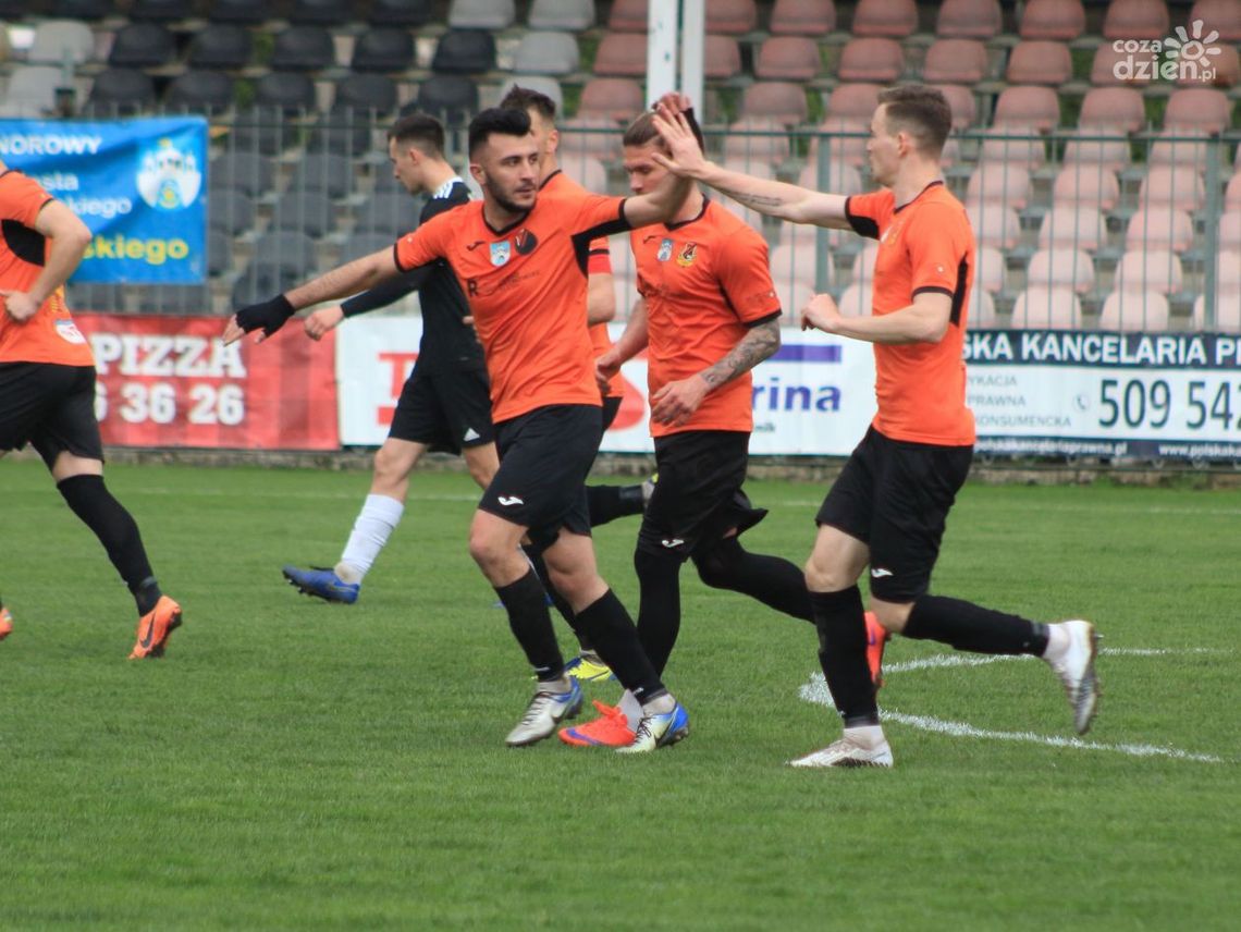 Pomarańczowo - czarni ulegli Jutrzence