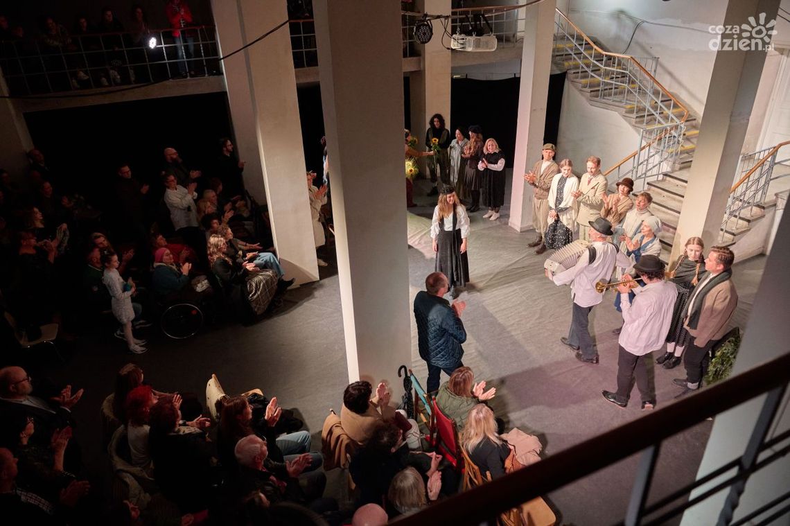 Pomoc drugiemu człowiekowi to opcja czy obowiązek? - spektakl "Cena" Pomoc drugiemu człowiekowi to opcja czy obowiązek? - spektakl "Cena"