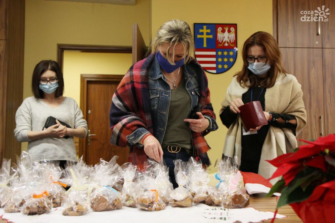 Pomoc w kształcie piernika - młodzi radni włączyli się w świąteczną akcję Pomoc w kształcie piernika - młodzi radni włączyli się w świąteczną akcję