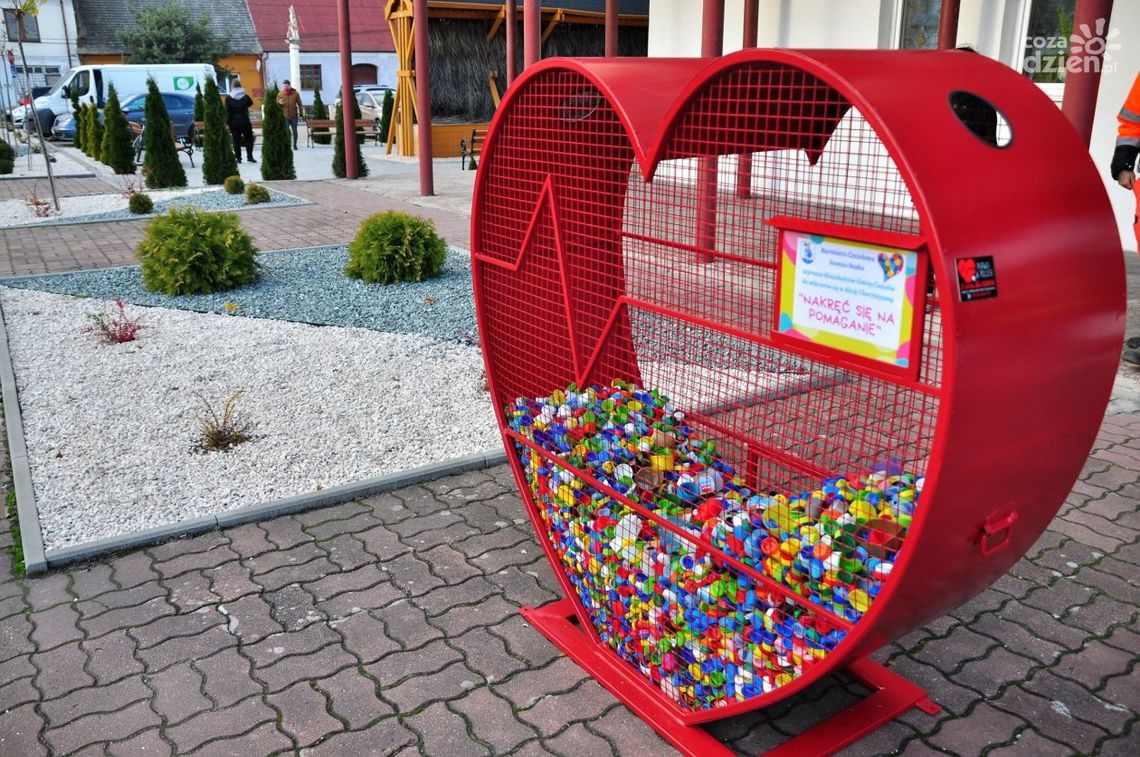 Pomoc w kształcie serca. Na ćmielowskim Rynku stanął kosz na plastikowe nakrętki Pomoc w kształcie serca. Na ćmielowskim Rynku stanął kosz na plastikowe nakrętki