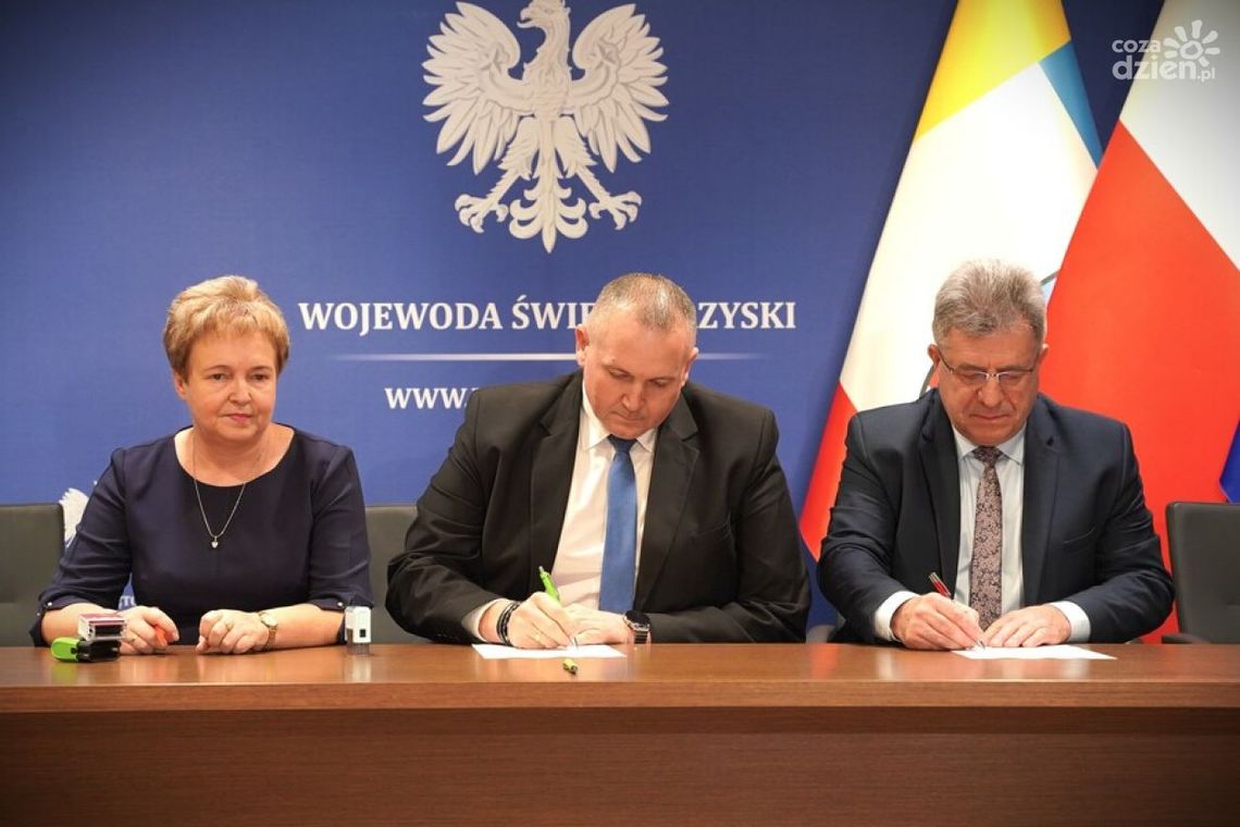 Ponad 1,5 miliona złotych na odbudowę dróg w regionie. Gmina Tarłów wśród beneficjentów