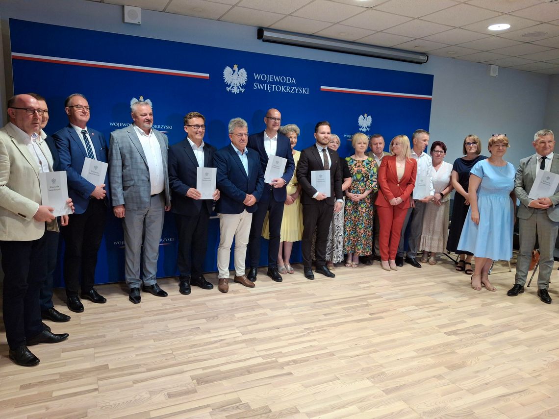 Ponad 24 mln zł na lokalne drogi. Wojewoda podpisał kolejne umowy z samorządami