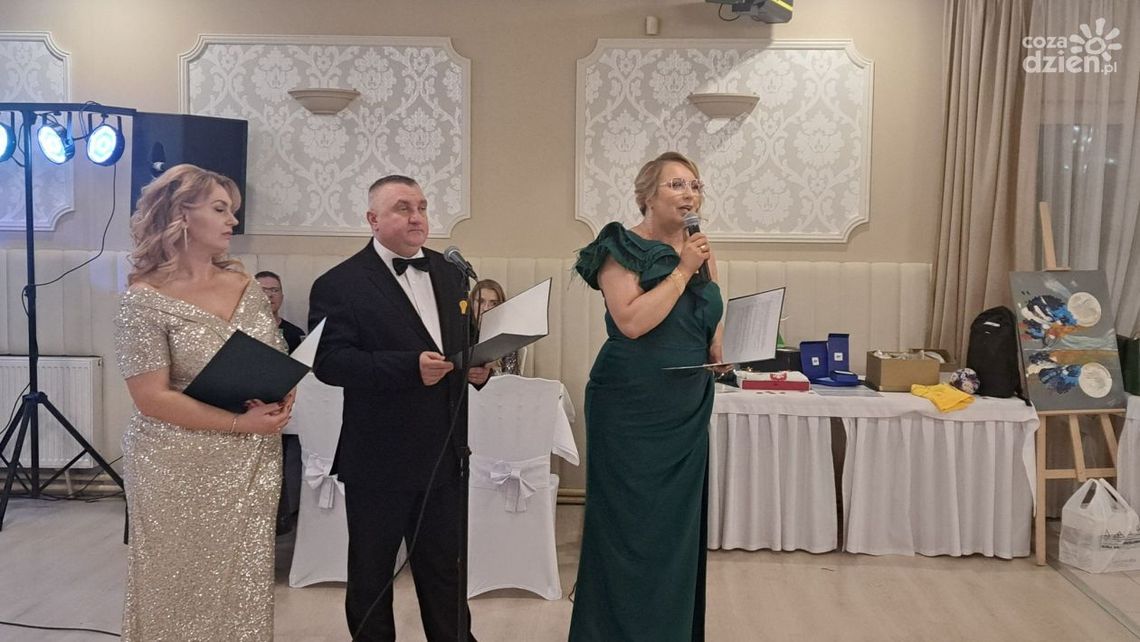 Ponad 35 tys. zebrano podczas balu charytatywnego ostrowieckiej PO  