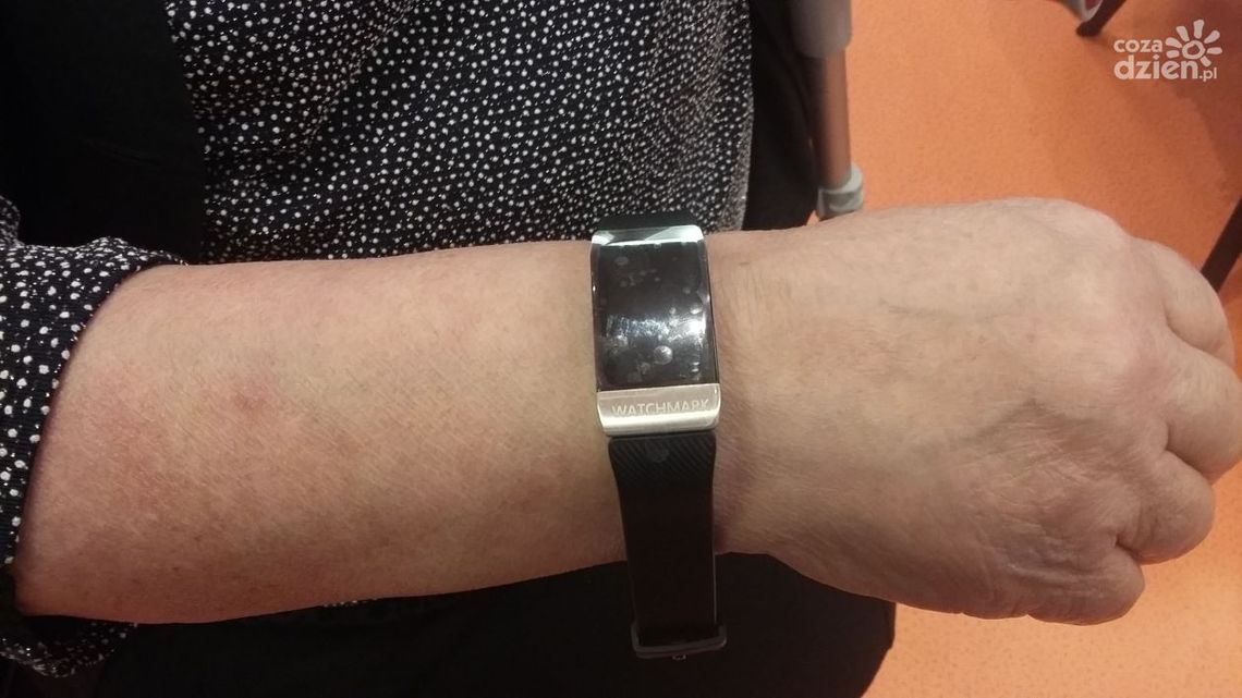 Ponad 600 opasek medycznych trafi do mieszkańców powiatu ostrowieckiego Ponad 600 opasek medycznych trafi do mieszkańców powiatu ostrowieckiego