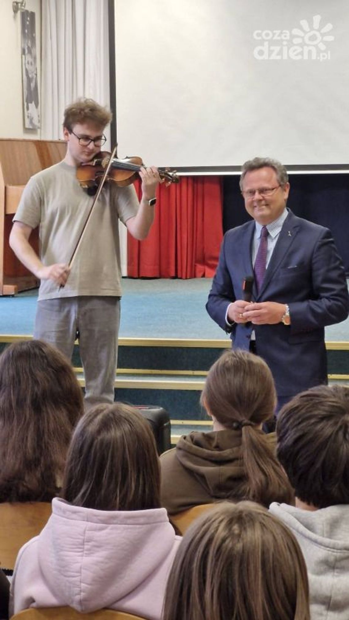 Poseł Andrzej Szejna odwiedził I LO w Końskich i poprowadził lekcję WOS Poseł Andrzej Szejna odwiedził I LO w Końskich i poprowadził lekcję WOS