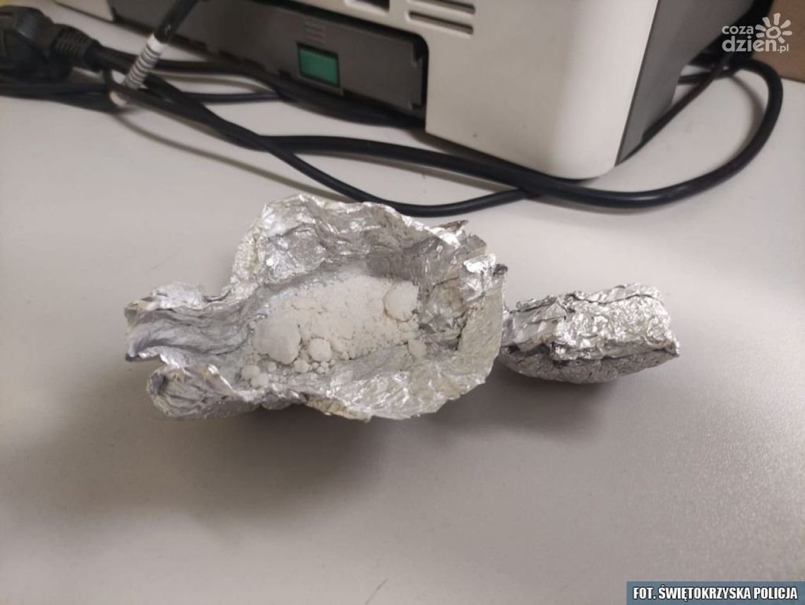 Poszukiwany 30-latek wpadł, bo rozmawiał przez telefon podczas jazdy Poszukiwany 30-latek wpadł, bo rozmawiał przez telefon podczas jazdy