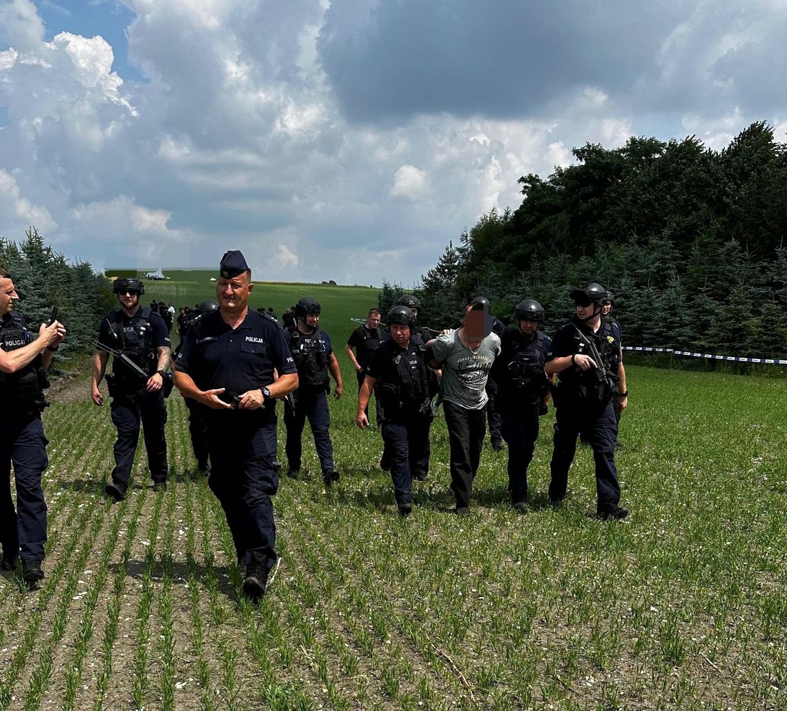 Poszukiwany 49-latek zatrzymany przez policję. Jest podejrzany o zabójstwo i usiłowanie zabójstwa Poszukiwany 49-latek zatrzymany przez policję. Jest podejrzany o zabójstwo i usiłowanie zabójstwa