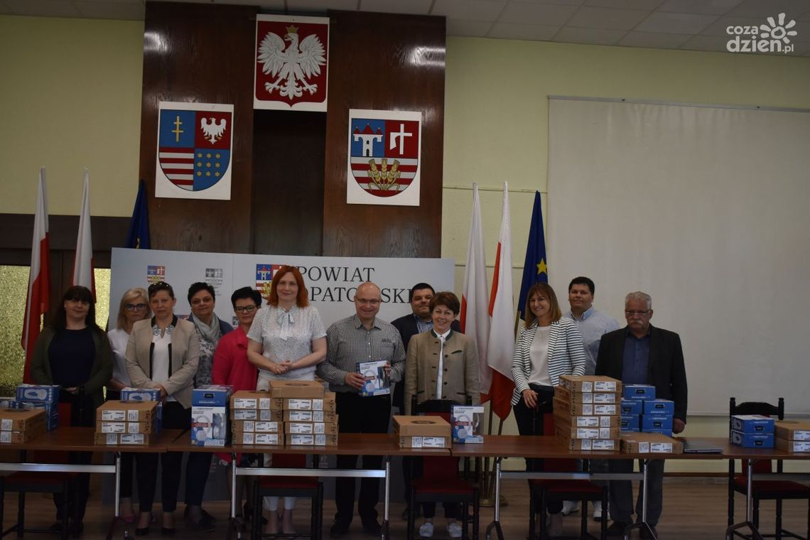 Powiat Opatowski: laptopy przekazane Powiat Opatowski: laptopy przekazane