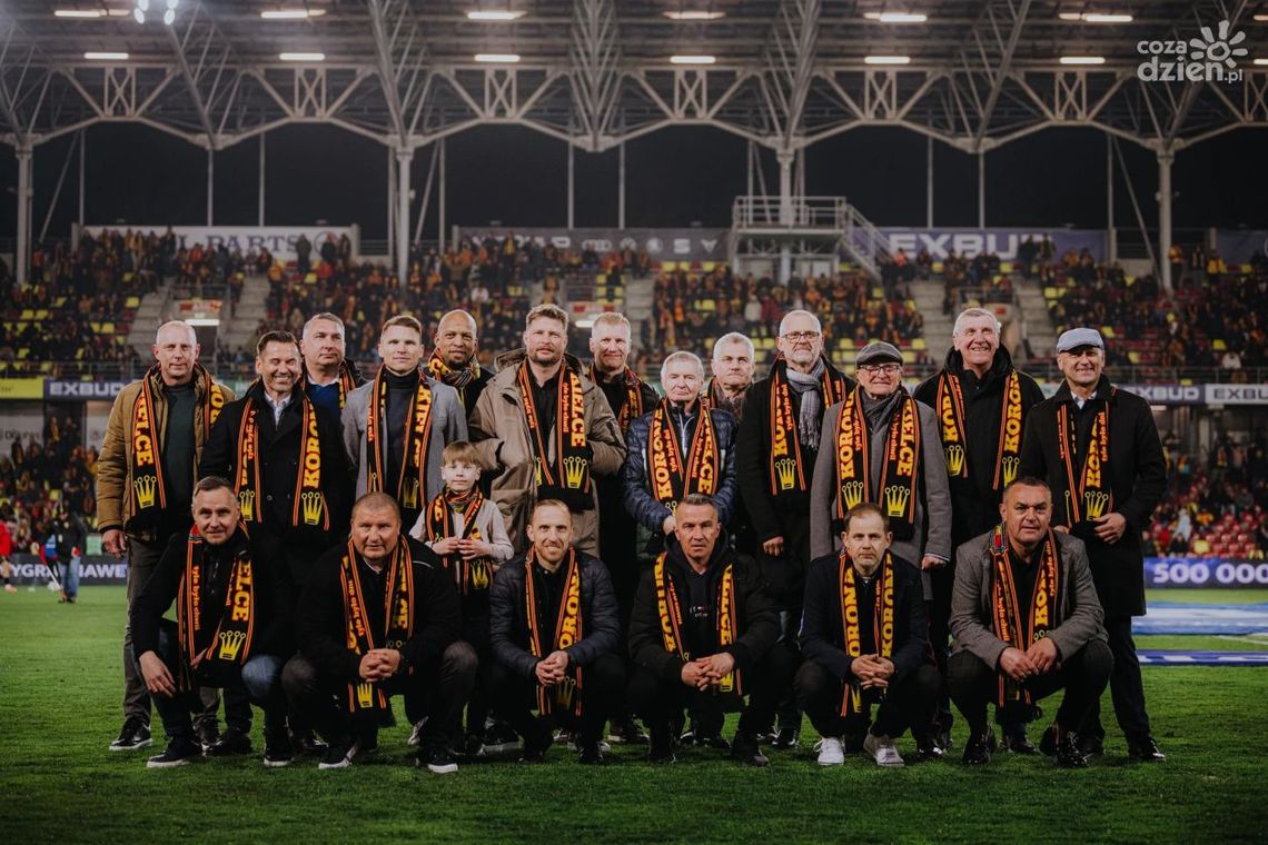 Powrót bohaterów po 20 latach. Wzruszający jubileusz na stadionie Korony Kielce Powrót bohaterów po 20 latach. Wzruszający jubileusz na stadionie Korony Kielce