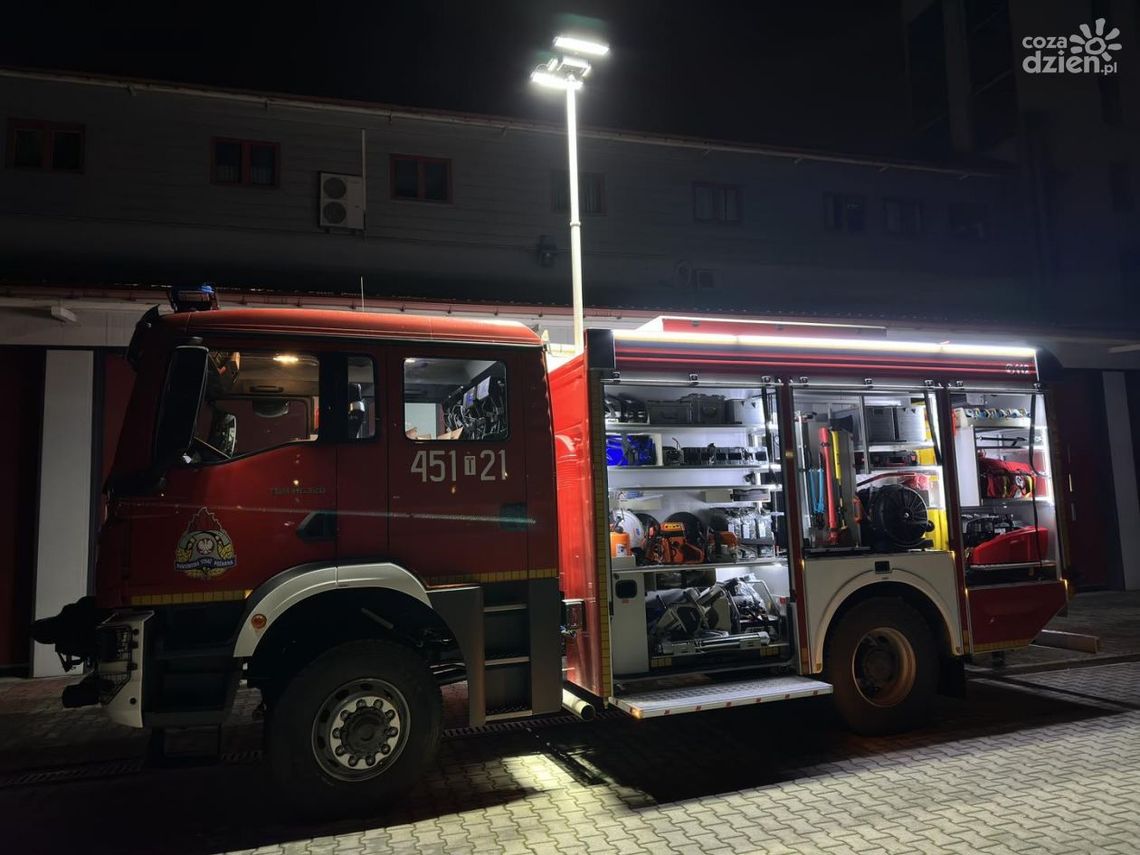 Pożar budynku w Ostrowcu. W środku nieprzytomny mężczyzna Pożar budynku w Ostrowcu. W środku nieprzytomny mężczyzna