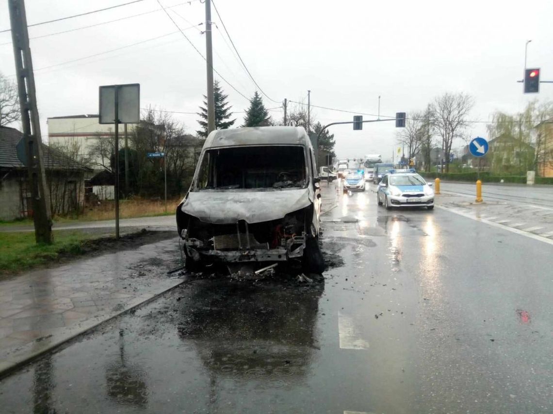 Pożar busa kurierskiego. Kierowca się uratował Pożar busa kurierskiego. Kierowca się uratował