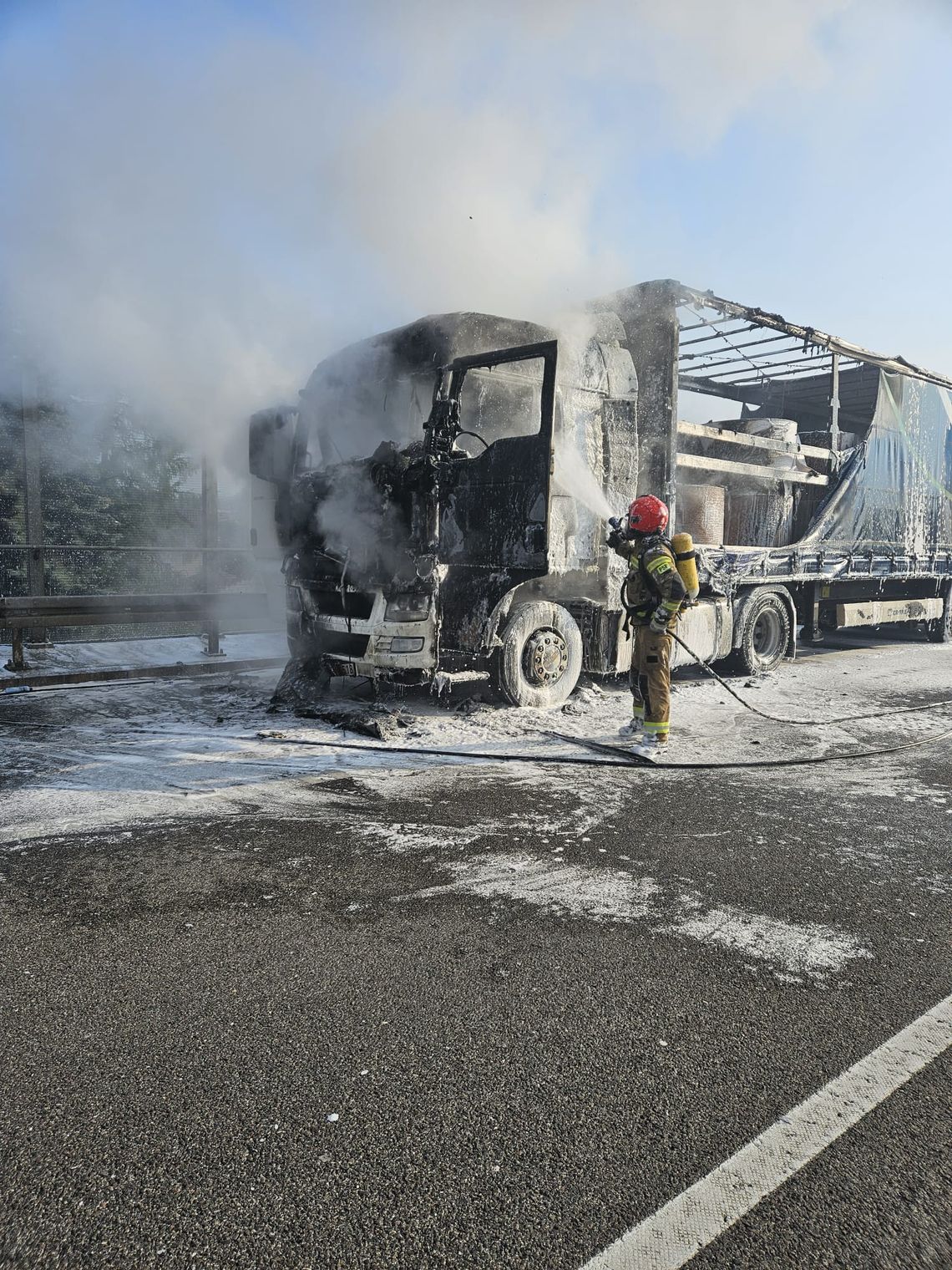 Pożar ciężarówki na trasie S7 w kierunku Krakowa. Droga zablokowana Pożar ciężarówki na trasie S7 w kierunku Krakowa. Droga zablokowana