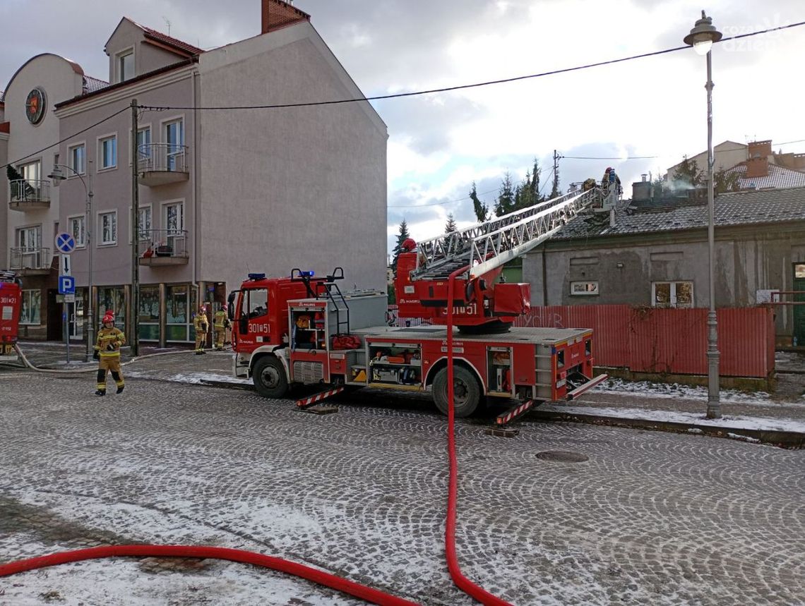Pożar na poddaszu w centrum Kielc. Sześć zastępów straży pożarnej na miejscu Pożar na poddaszu w centrum Kielc. Sześć zastępów straży pożarnej na miejscu