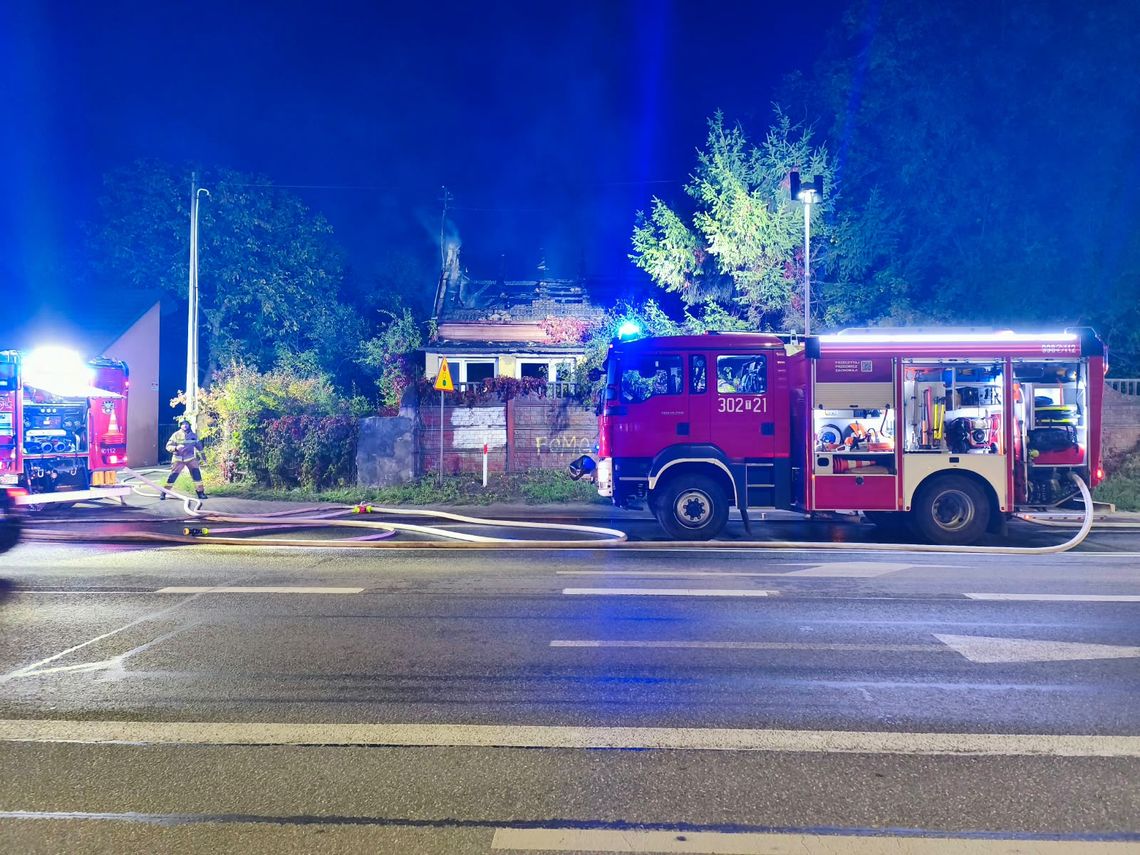 Pożar poddasza budynku mieszkalnego w Kostomłotach II. Sześć zastępów straży pożarnej zostało skierowanych do akcji