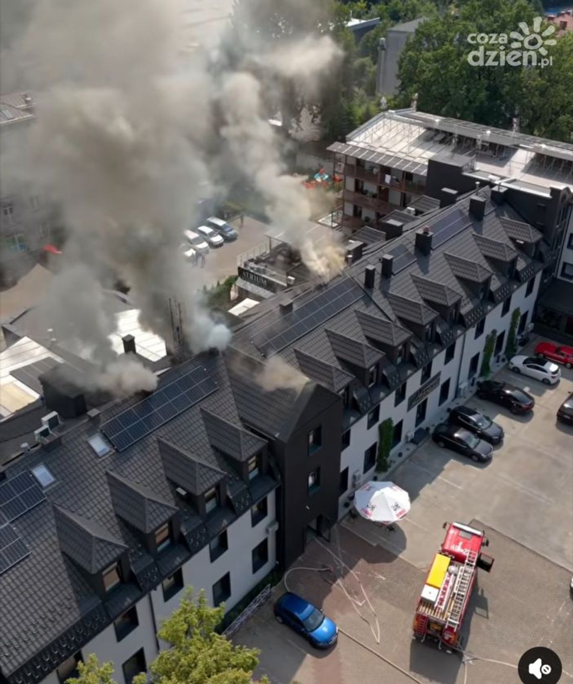 Pożar poddasza w Hotelu Senator w Starachowicach – goście ewakuowani, trwa akcja strażaków