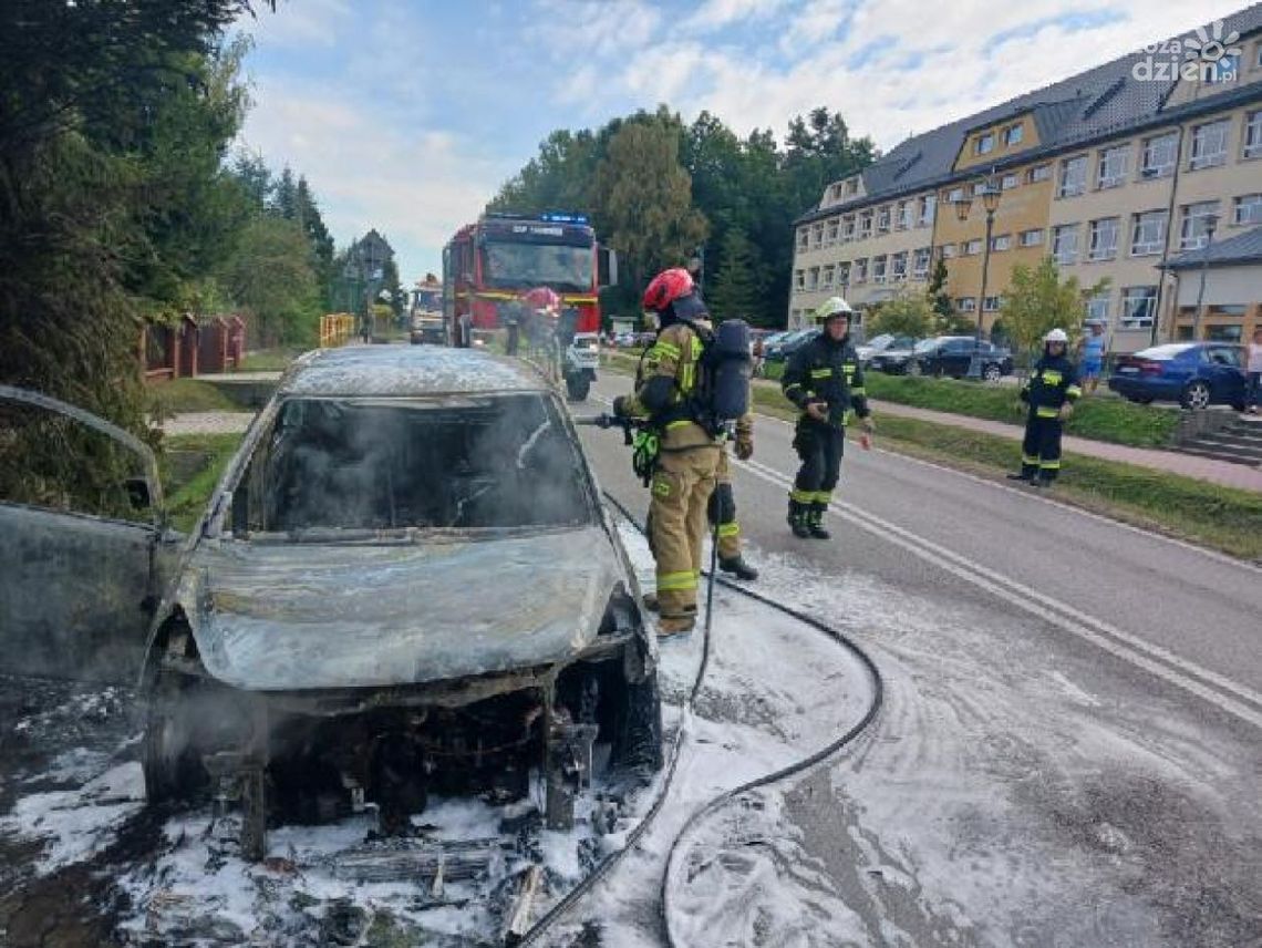 Pożar samochodu osobowego pod szkołą. W środku była kobieta Pożar samochodu osobowego pod szkołą. W środku była kobieta