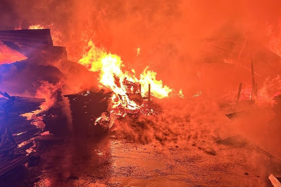 Pożar tartaku w Szczukowicach. Strażacy przez całą noc walczyli z ogniem
