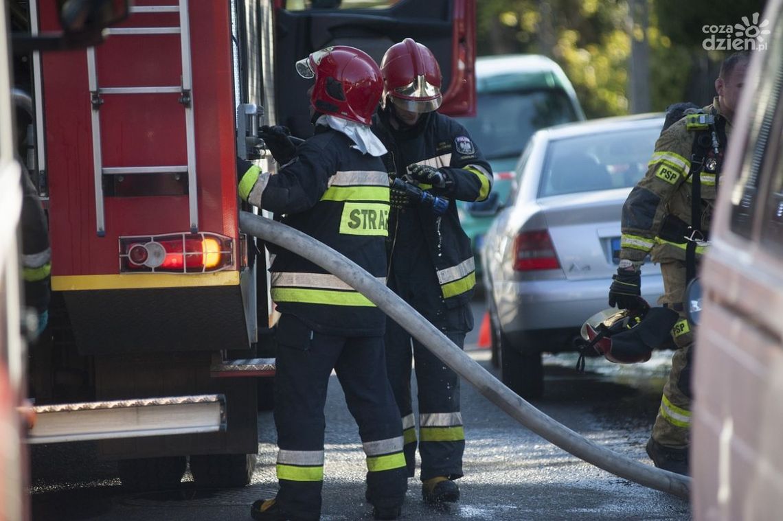 Pożar w jednym z zakładów w Skarżysku-Kamiennej. Przyczyną było zapalenie się maszyny produkcyjnej Pożar w jednym z zakładów w Skarżysku-Kamiennej. Przyczyną było zapalenie się maszyny produkcyjnej