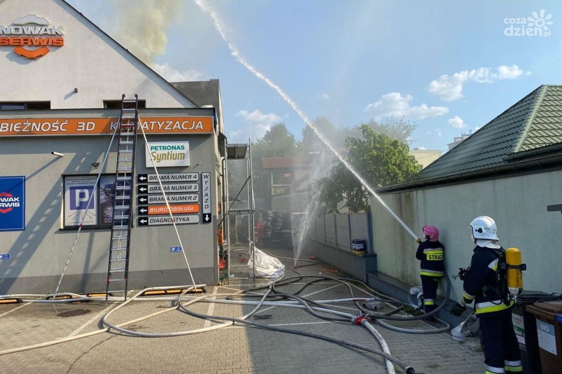 Pożar warsztatu samochodowego. Kłęby dymu nad miastem