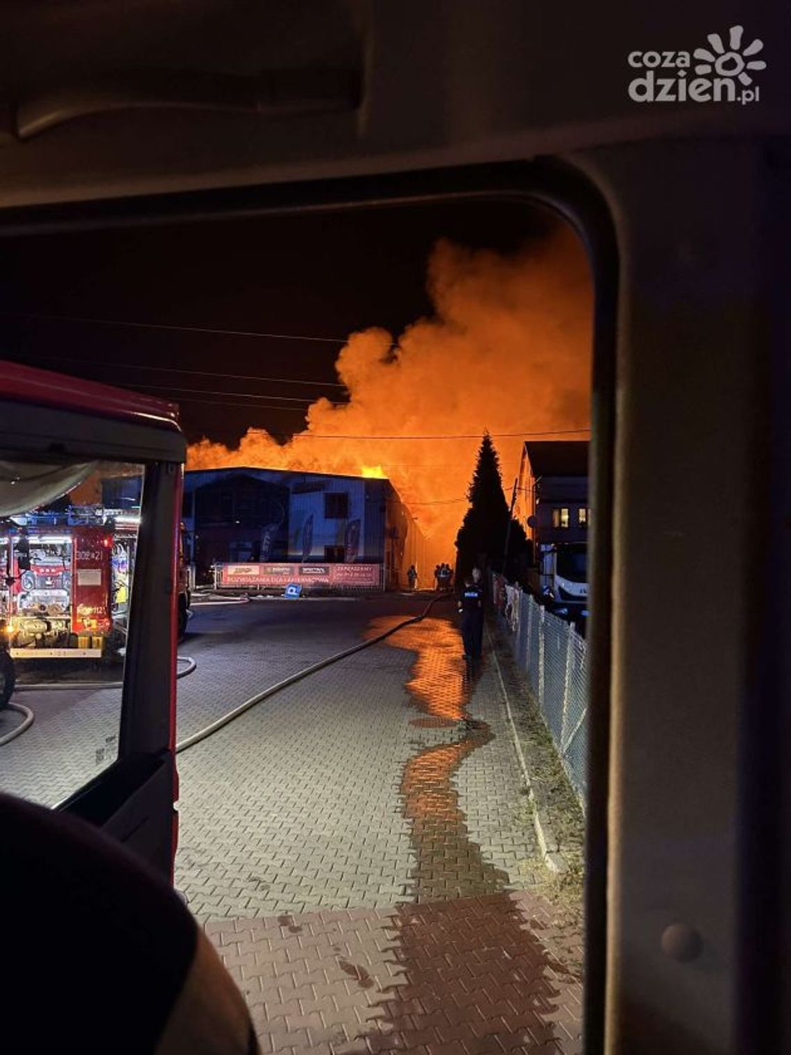 Pożar zakładów Zemax na Witosa. Cała hala objęta ogniem Pożar zakładów Zemax na Witosa. Cała hala objęta ogniem