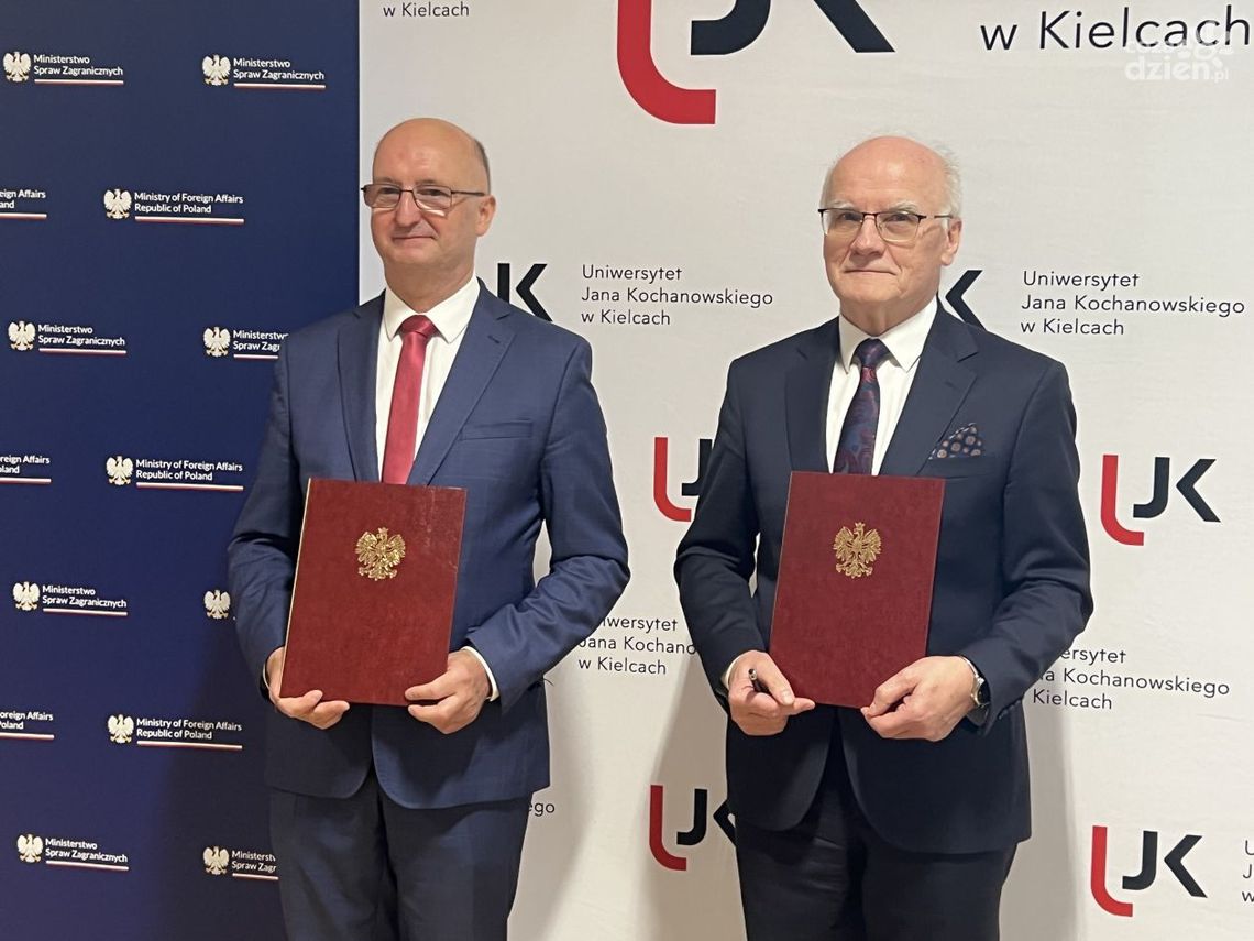 Pracownicy Centrum Informacji Konsularnej będą szkoleni na UJK Pracownicy Centrum Informacji Konsularnej będą szkoleni na UJK