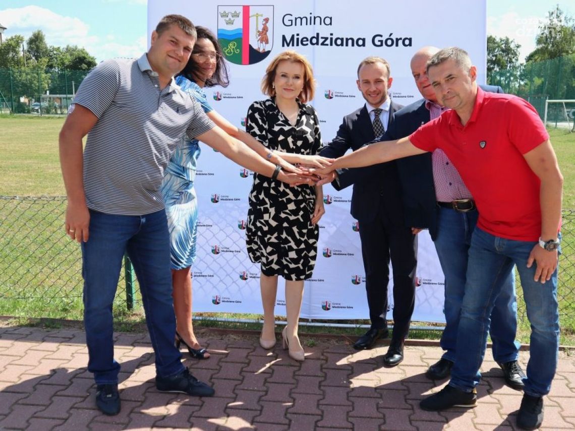 Prawie 900 tysięcy złotych na nowe boisko w Kostomłotach Drugich!
Prawie 900 tysięcy złotych na nowe boisko w Kostomłotach Drugich!