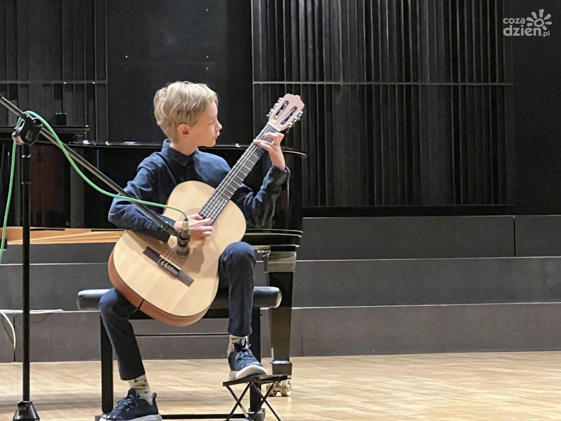 Prezentacja instrumentów smyczkowych i gitary dla kandydatów do szkoły muzycznej Prezentacja instrumentów smyczkowych i gitary dla kandydatów do szkoły muzycznej