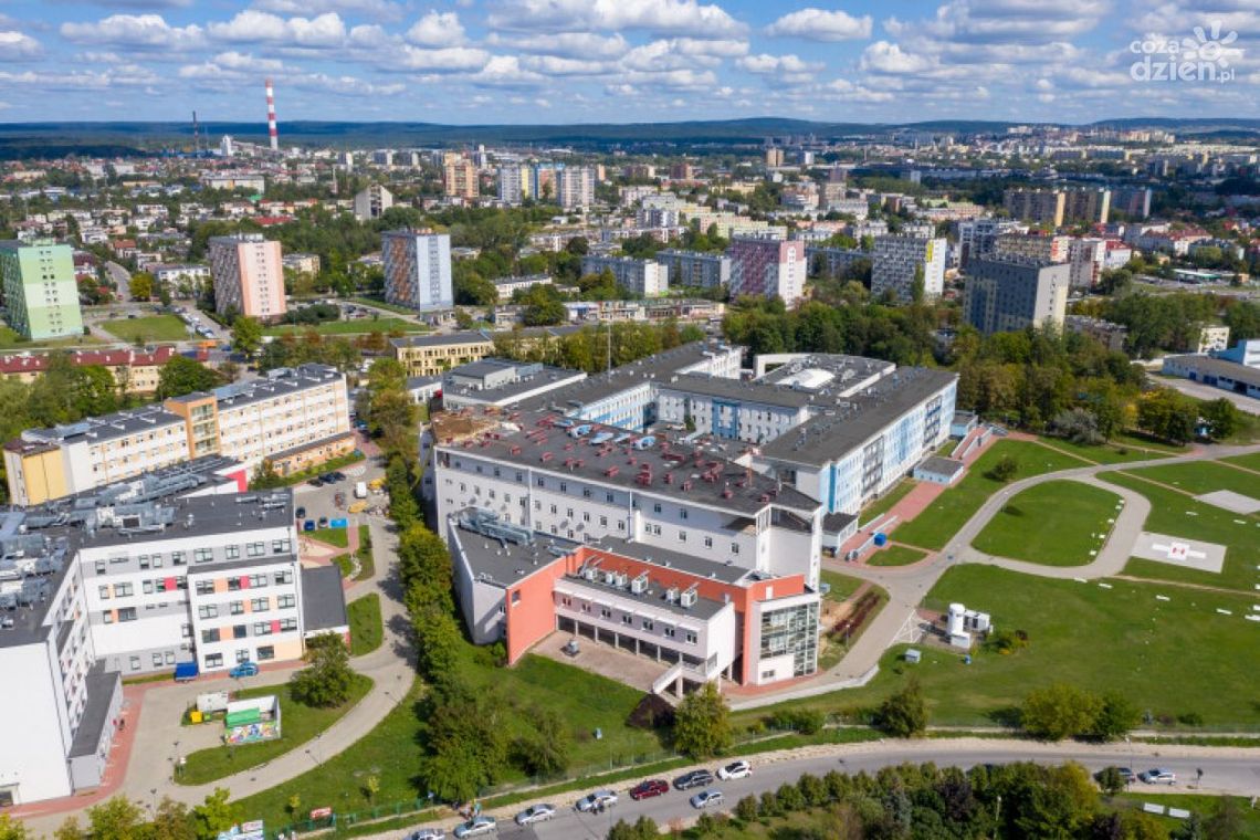 Przed budynkiem SOR-u na Czarnowie stanie system modułowy