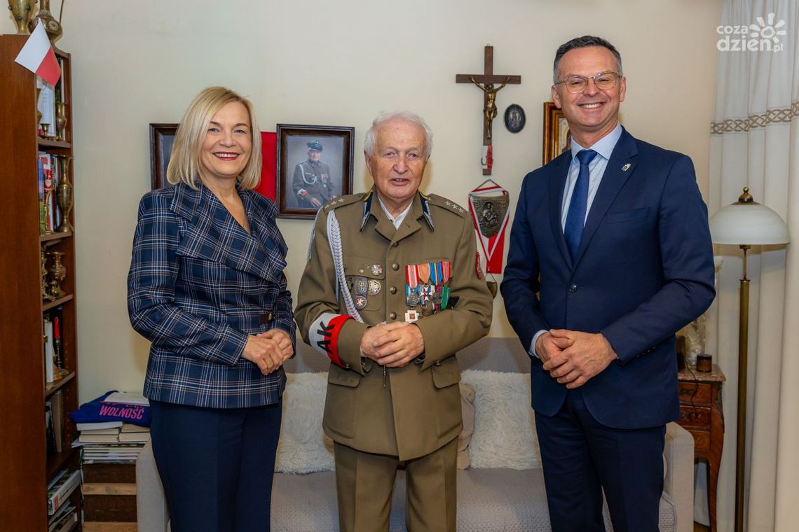 Przedświąteczne spotkania z bohaterami. Marszałek Renata Janik odwiedziła świadków historii Przedświąteczne spotkania z bohaterami. Marszałek Renata Janik odwiedziła świadków historii