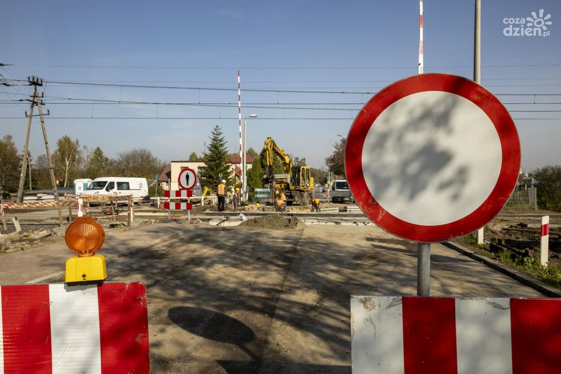 Przejazd kolejowy przy Żeromskiego otwarty, Sandomierska na finiszu Przejazd kolejowy przy Żeromskiego otwarty, Sandomierska na finiszu